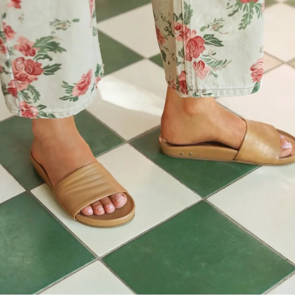 Beek Gallito Honey Leather Slides - Picture 9 of 10